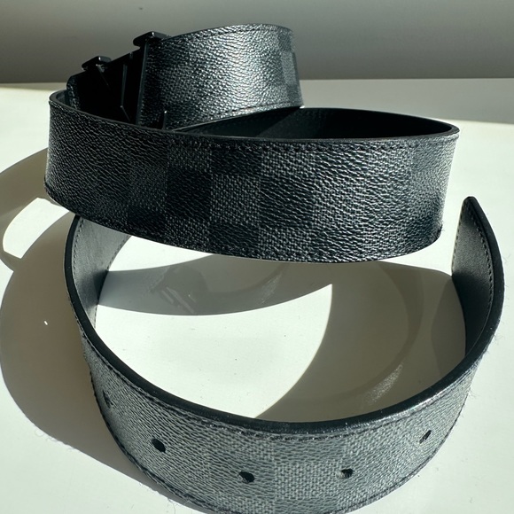 LOUIS VUITTON
LV Initials Damier Graphite Pattern Belt
Size: 100/40 - Picture 6 of 6
